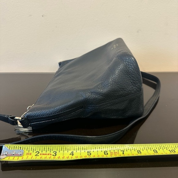 Kate Spade Black Crossbody Bag with Sleek Design - Picture 2 of 5